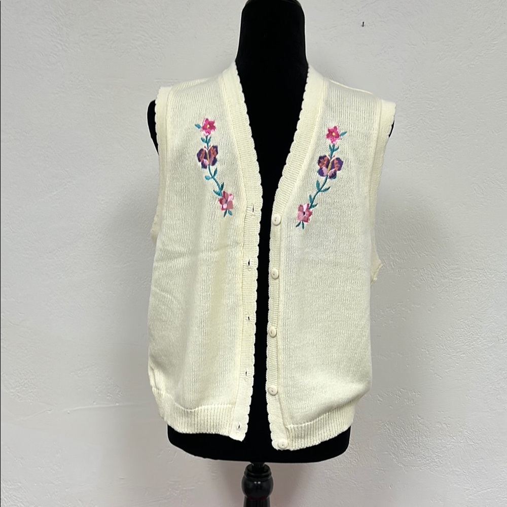 Embroidered Cream Sweater Vest size large by SG Sport (Susan Graver)